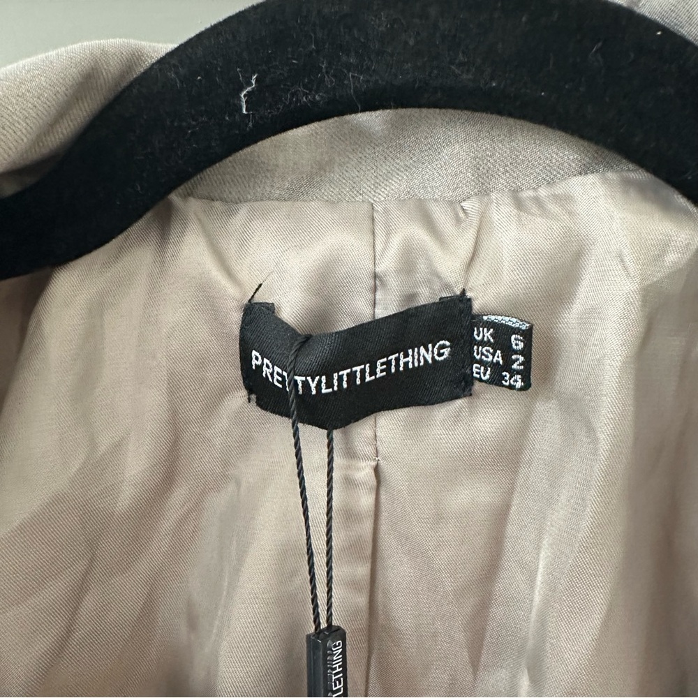 NWT PrettyLittleThing Taupe Oversized Cropped Blazer, Size 2 - Picture 3 of 8